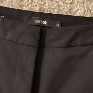 Bikbok kostymbyxor i nyskick! - Kostymbyxor från Bikbok i nyskick! Storlek xs 