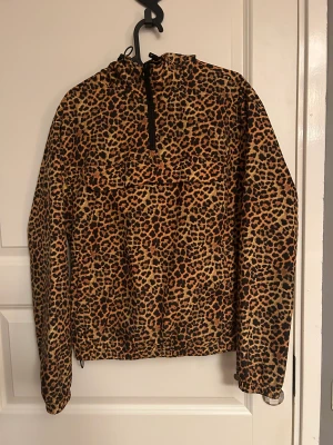 Leopard jacka - Vindjacka köpt förra året knappt använd. Nypris 800kr