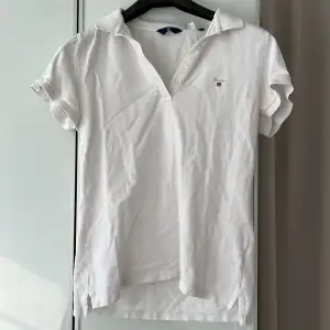 En vit gant piket tröja. Fint skick och säljs obv tvättad💕 storlek M men passar nog en s oxå💕 säljer för den inte kommer till användning💕