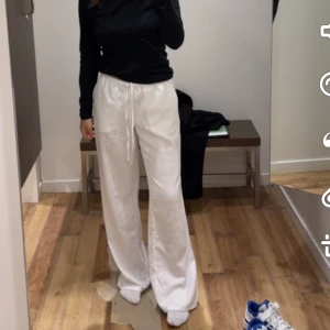 Hm Linnebyxor  - Säljer Hm slutsålda linnebyxor som är helt oanvända, prislappen sitter fortfarande på. 