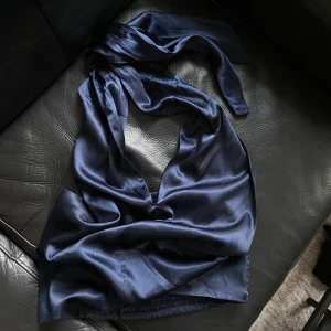 Superfin topp! - Blå topp från BikBok i storlek Small.