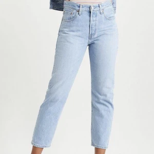 Levis 501 Crop luxor  - Säljer mina Levis 501 crop i storlek W26/L26. Dom har använts men inte slitigts! Köpt för 1100kr säljer för 500kr då dem inte har defekter. DM för egna bilder.