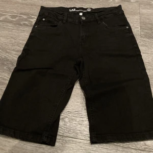 Jeansshorts Lab industries  - Jeansshorts Lab industries  I fint skick Använd 3-5 gånger   Skriv för mer information. Pris kan diskuteras!