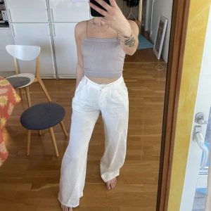 Vita linnebyxor - Linnebyxor i superfint skick. Stora i benen men sitter tight i midjan. 