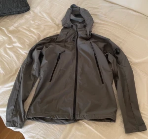 Cp company  - Cp company skaljacka Finns inte att köpa längre kostade 3600kr i butik  Storlek 48 passar någon i M/L