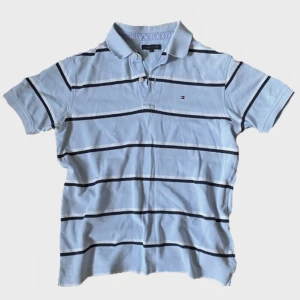 tommy hilfiger tee - randig ljusblå tröja från tommy hilfiger🫧 pris kan diskuteras 🌱