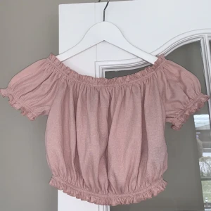 Rosa top - Rosa top från H&M. Köpt för flera år sedan men knappt använd. Säljs för 40 kr + frakt 💖