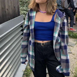 Skjorta - Oversized blå-vitrutig skjorta som kan användas som jacka. Har fickor i sidorna och är köpt secondhand :)