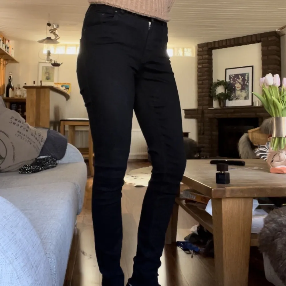 Skinny jeans, bra skick utan vita tvättsträck. Står storlek M/34 men passar mig som brukar ha 36. Jag är 163 cm. Jeans & Byxor.