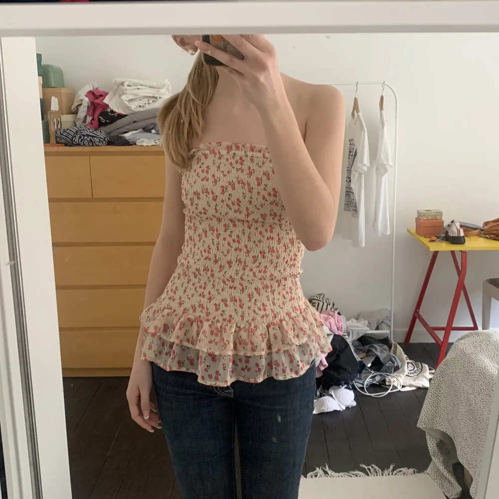 Tänkt som kjol men funkar också jätte bra som topp! Köpte den på bikbok för två år sedan skulle jag gissa men har inte använt särsklit mycket💞. Yläosat.