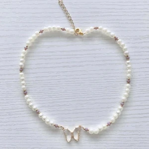 Fjärils Halsband  - ~  Fjärils Halsband ~ • Handgjord av oss • Nickelfri halsband ✅ • Kristall pärlorna finns i andra färger  • Finns tillgänglig att köpa på vår hemsida eller DM ❤️