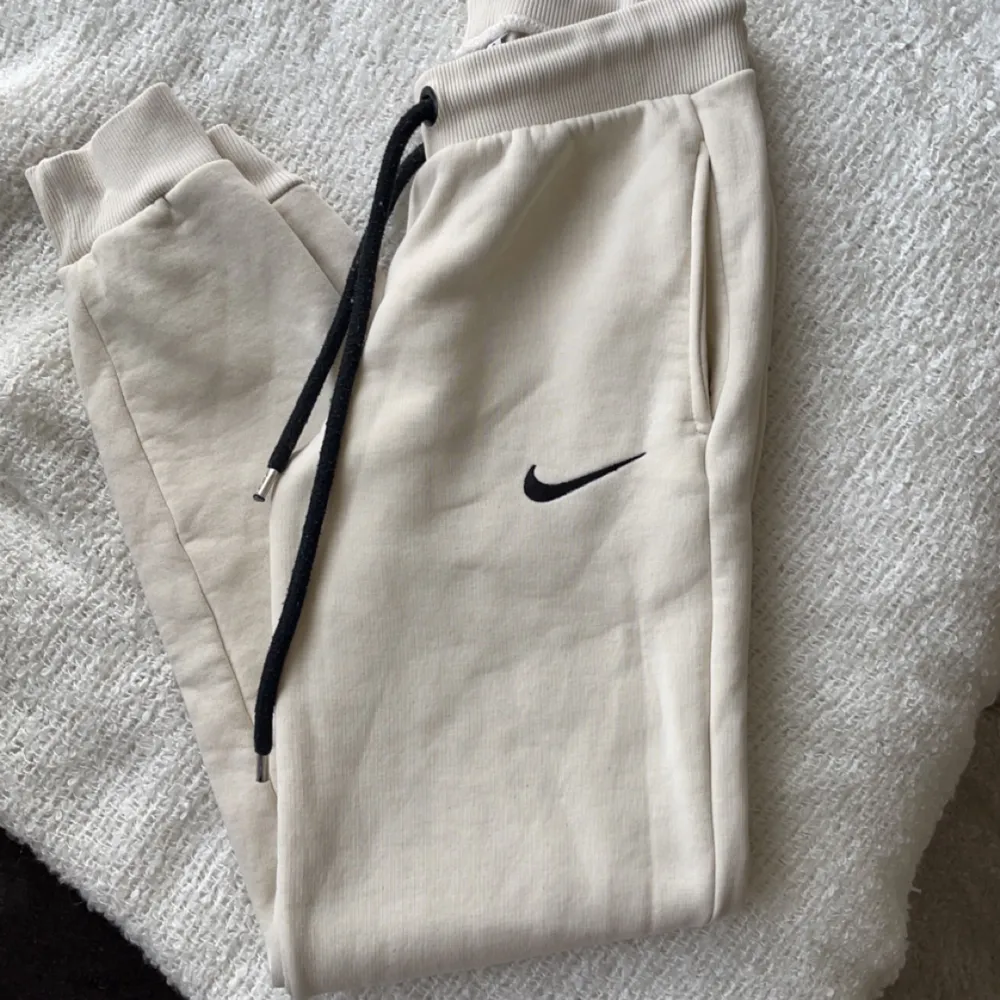 Nike mjukis storlek S beige/vit. Jeans & Byxor.