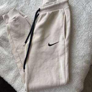 Nike mjukis storlek S beige/vit