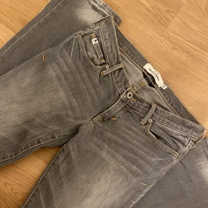 Supersnygga jeans - Såå snygga jeans som tyvärr är för små för mig😫 Lågmidjade!! i den perfekta ”urtvättade” gråa färgen! ‼️buda endast om du är säker på att köpa!! köpare står för frakt💕