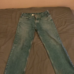 Mörkblåa Carhartt jeans - Carhartt jeans i gott skick. Som man kan se på den sista bilden så har jag sytt upp dem vid fötterna. Storlek 33 i midja och 32 i längd men med tanke på att jag sytt dem så är de ungefär 30 i längd. 