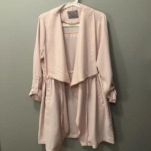 Trenchcoat (ny) - Trenchcoat från vero moda  Strl M Aldrig använd (ny)