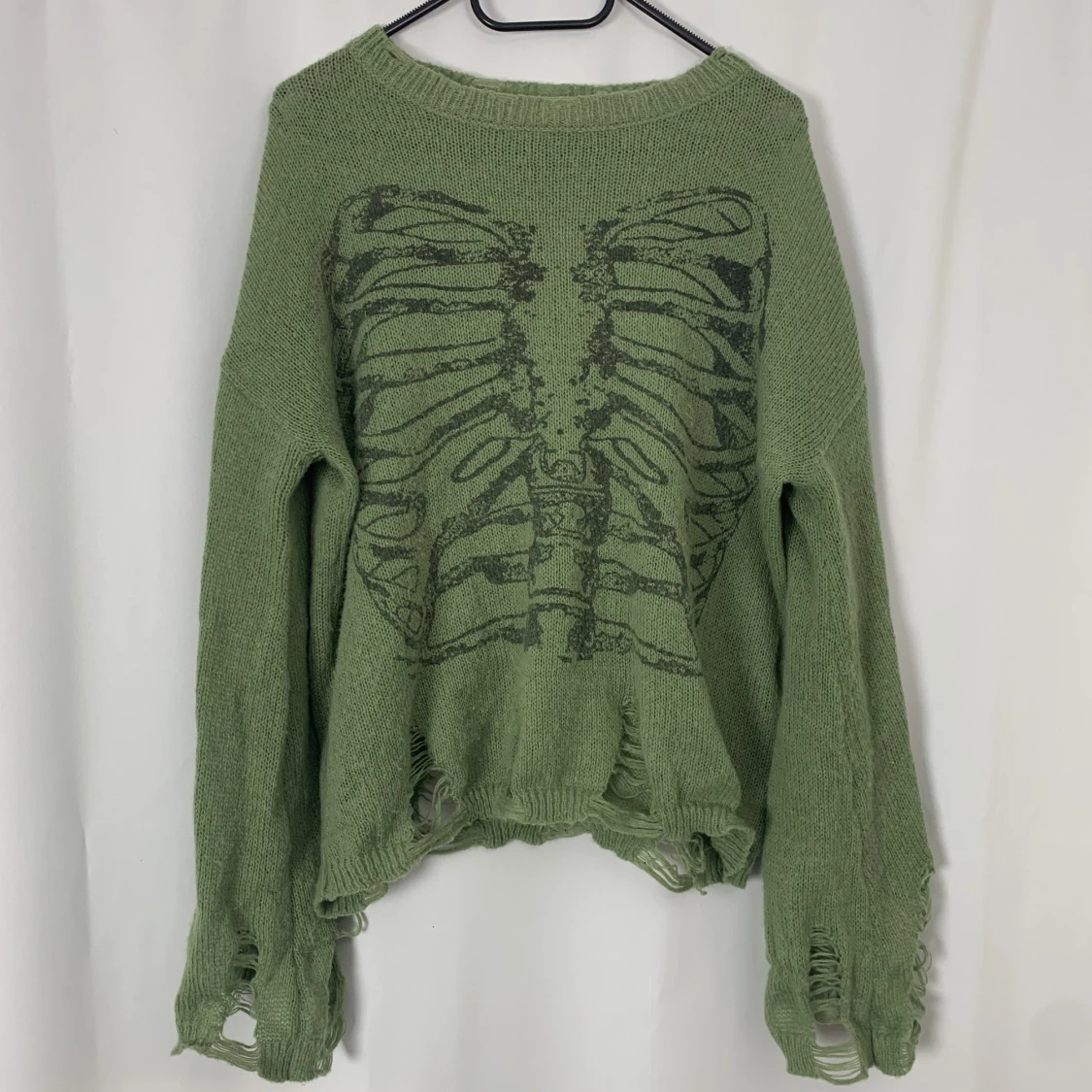 Stickad tröja med skelett 