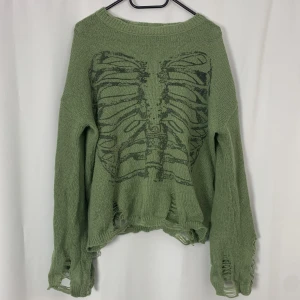 Stickad tröja med skelett  - Typ använd 3 gånger, passar M/L