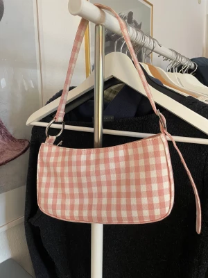Söt väska 💕 - Säljer en rutig väska från pull&bear, den är använd ca 1 gång och är typ i nyskick 💕 köparen står för post🫶
