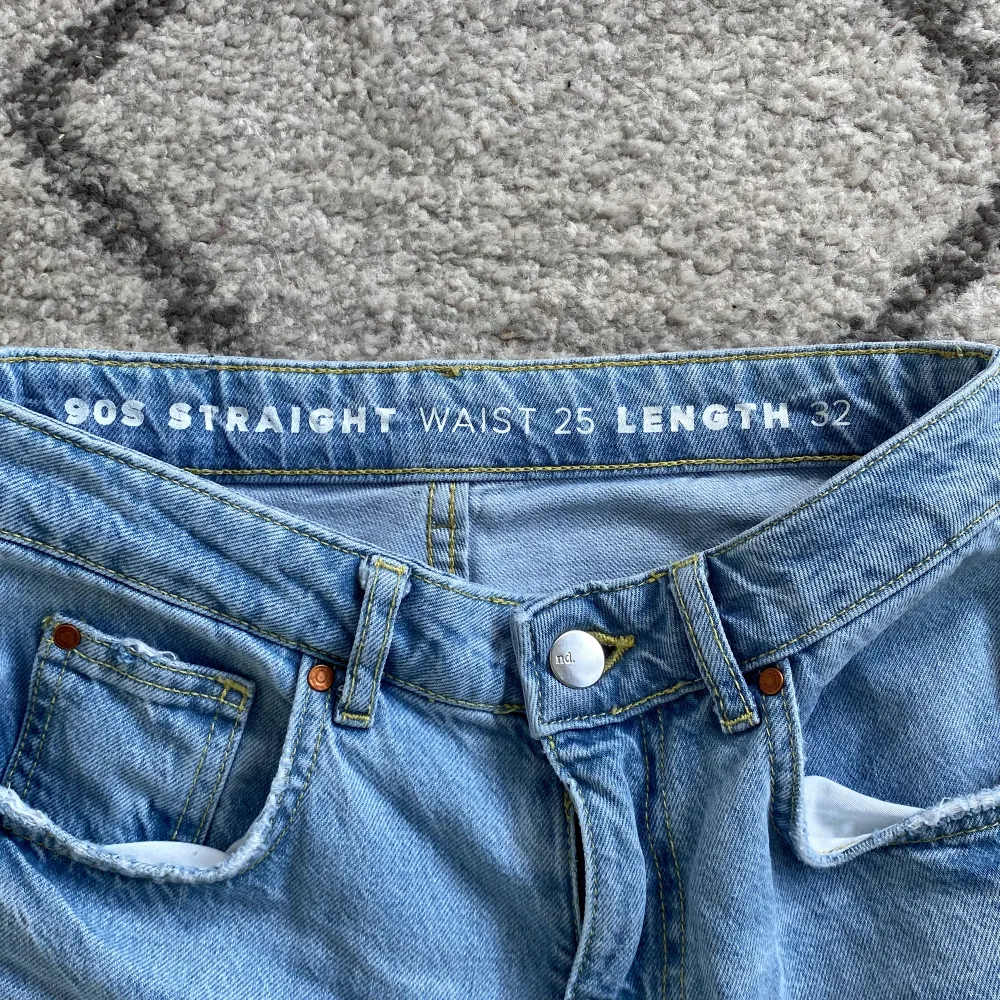 Högmidjade jeans från Bik Bok, säljer eftersom de sitter lite tajt på mig. Använda endast en gång. Köparen betalar frakt<3. Jeans & Byxor.