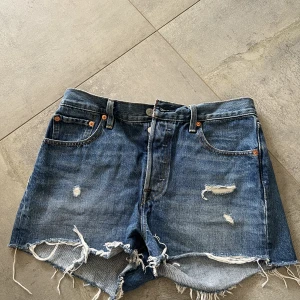Levis 501 shorts - Säljer dessa assnygga shorts från levis som passar från storlek XS till M beroende på vilken passform som sökes. Runt storlek 29 i midja i en mörkare blå färg💕