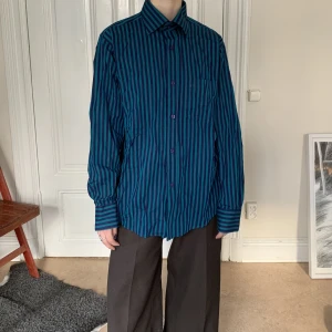 Oversized skjorta - Blårandig skjorta köpt vintage! 