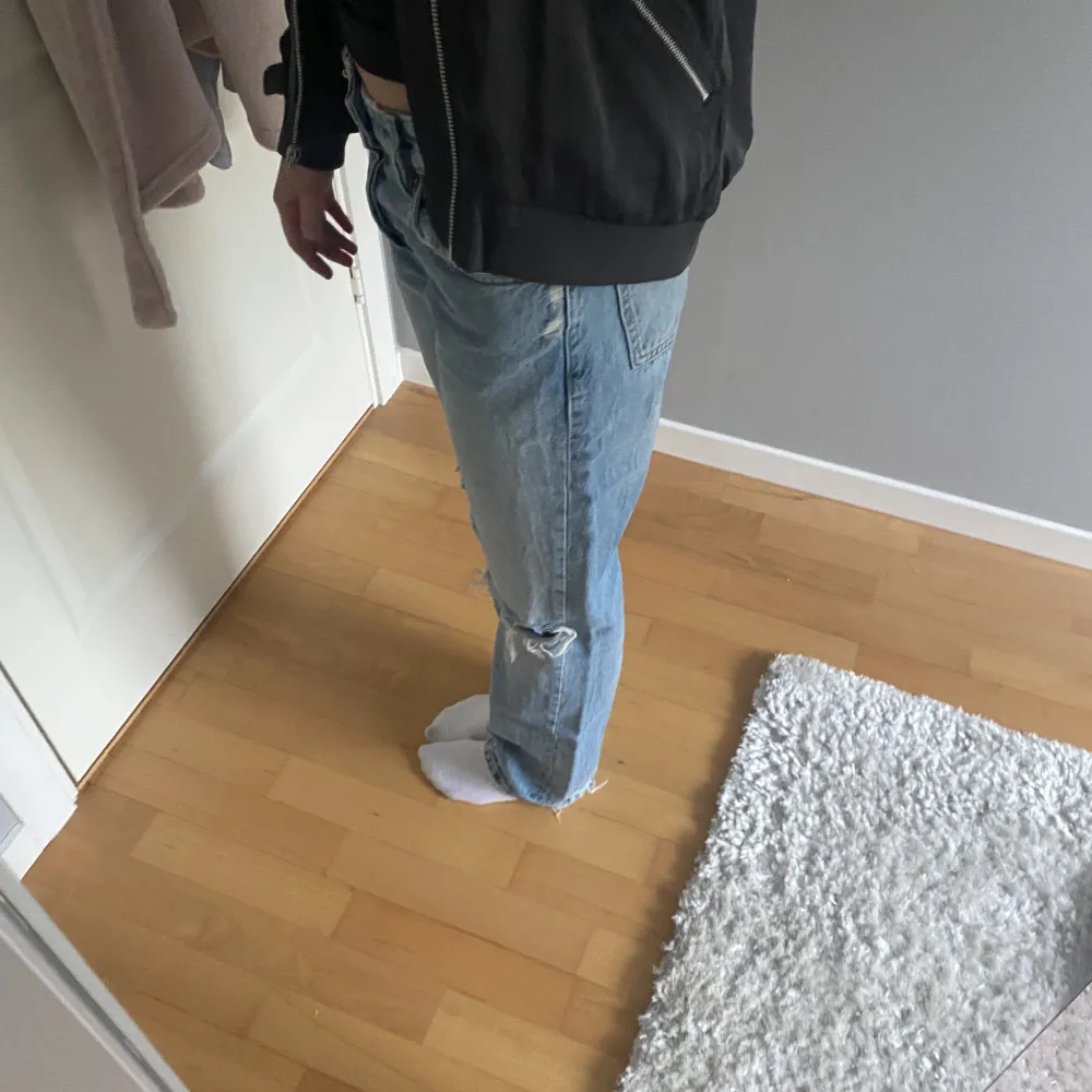 Jättesnygga mid rise zara jeans. Knappt använda, jättebra skick. Asnygga till våren❤️❤️. Jeans & Byxor.