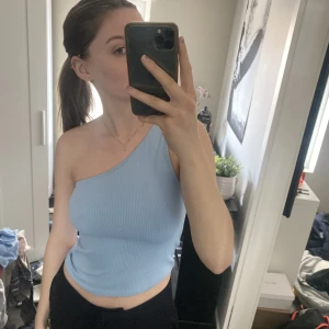 Blå topp - Jättefin topp från Gina 