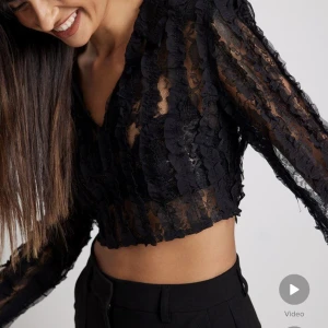 Festtopp - Säljer denna superfina toppen från  NA-KD. Endast använd en gång och har tyvärr inte kommit till användning mer.  