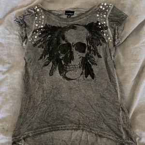 Döskalle t-shirt - T-shirt med döskalle och nutar