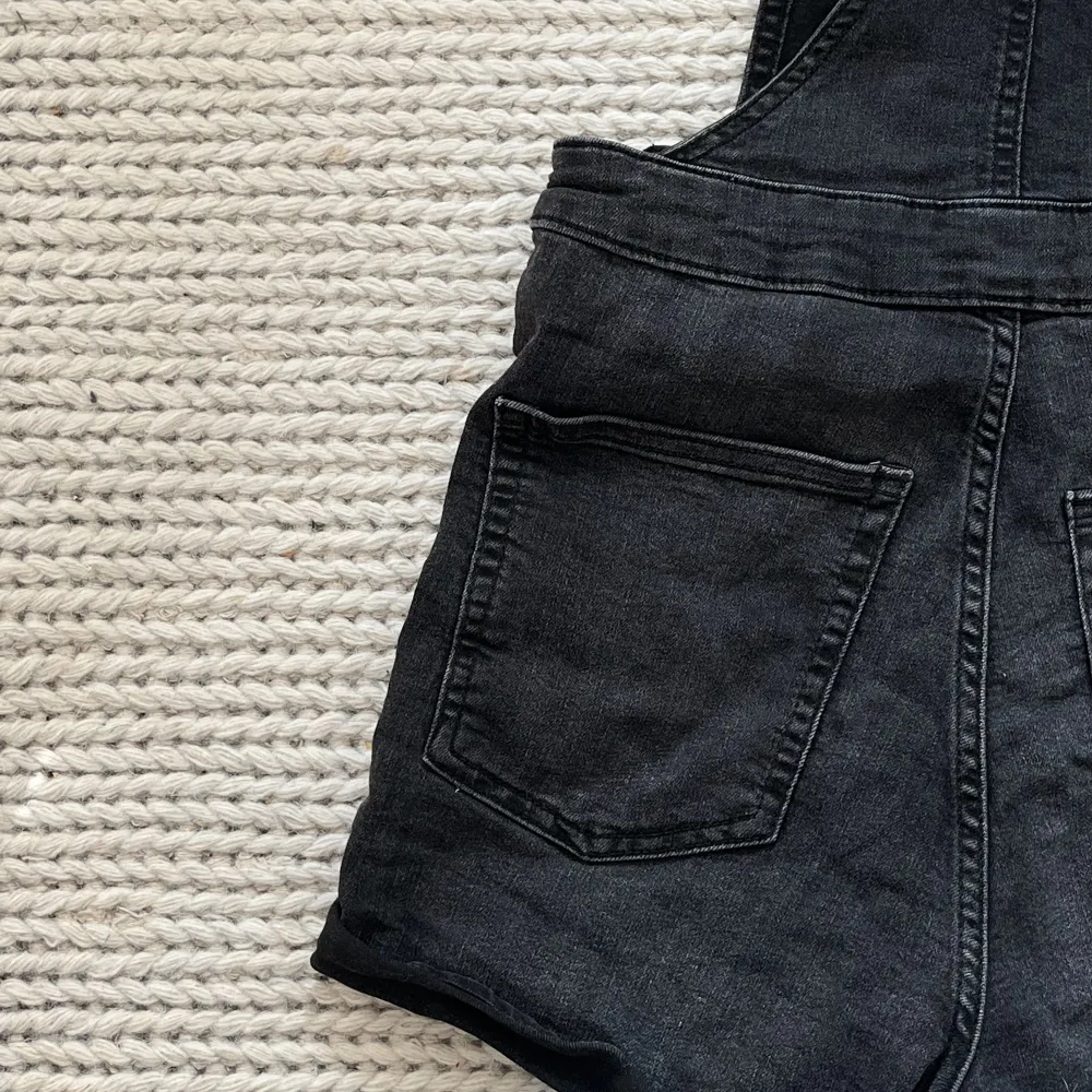 Säljer pga för liten.  I normalt skick💥 Liten i storleken! . Jeans & Byxor.