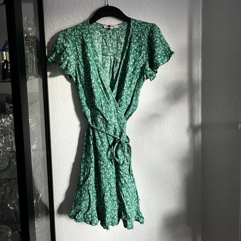 Superfin grön omlottklänning! Perfekt till sommaren för alla tillfällen. Klänningar.
