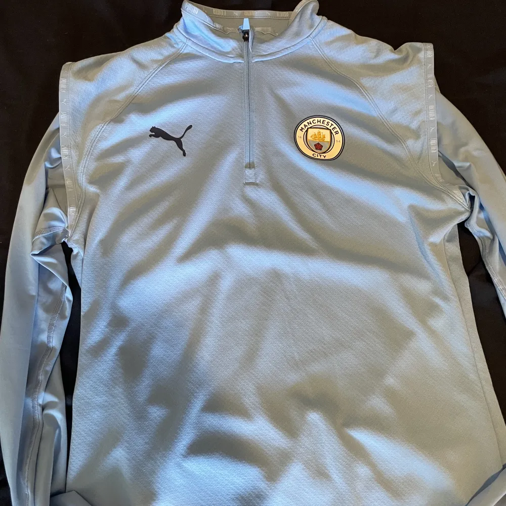 Säljer denna knappt använda tröjan puma manchester city tröjan. I strolek M för endast 350kr. Nypris 600kr. . Hoodies.