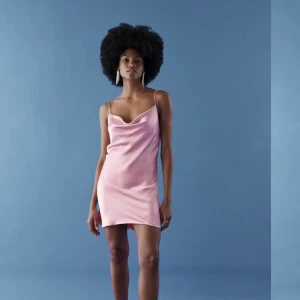 Satin klänning - Nästan helt oanvänd pga för liten💕 Sitter som xs