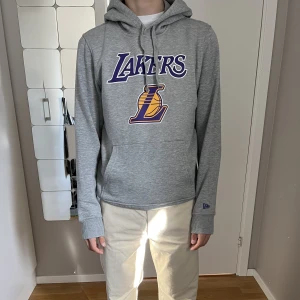 Lakers hoodie grå - Strl S men mer som en XS, fint skick, endast använd ett fåtal gånger. Nypris: 600kr