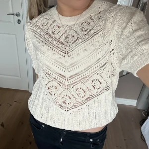Zara tröja - Säljer denna jättefina zara tröja!!! Billigare pris vid snabb affär och/eller om du köper fler plagg från mitt flöde så får du billigare pris på plaggen❤️❤️