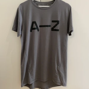 Grå träningstshirt i strl M - Grå träningstshirt i strl M