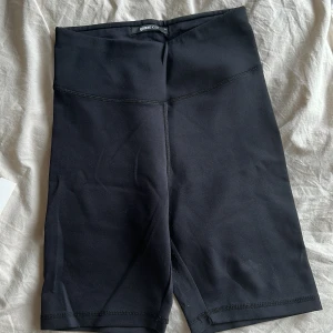 Cykelshorts, Strl S, Gina Tricot - Jättefina cykelshorts i träningsmaterial. Fint skick. Har blivit något noppriga mellan benen (se andra bilden) och möjligtvis lite på rumpan. Passar även perfekt att ha under klänningar osv som hotpants. Frakt tillkommer 🖤