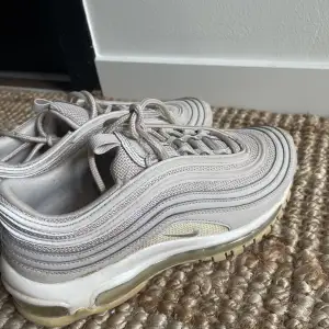 Nike Air Max 97or k väldigt bra skick. Knappt använda! Väldigt fin beige/grå färg