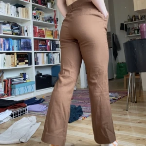 Bruna byxor  - Snygga bruna byxor i bomullsliknande material. Passar alla årstider.