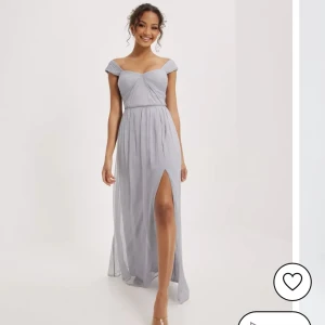 Klänning - Jätte fin klänning. Endast använd en gång och kommer inte längre till användning. 