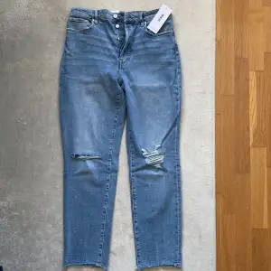 NWT. Ljusblåa jeans från H&M. Mom jeans, high waist & loose fit. 