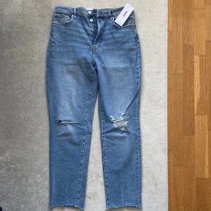 High waist mom jeans: lappar kvar! - NWT. Ljusblåa jeans från H&M. Mom jeans, high waist & loose fit. 