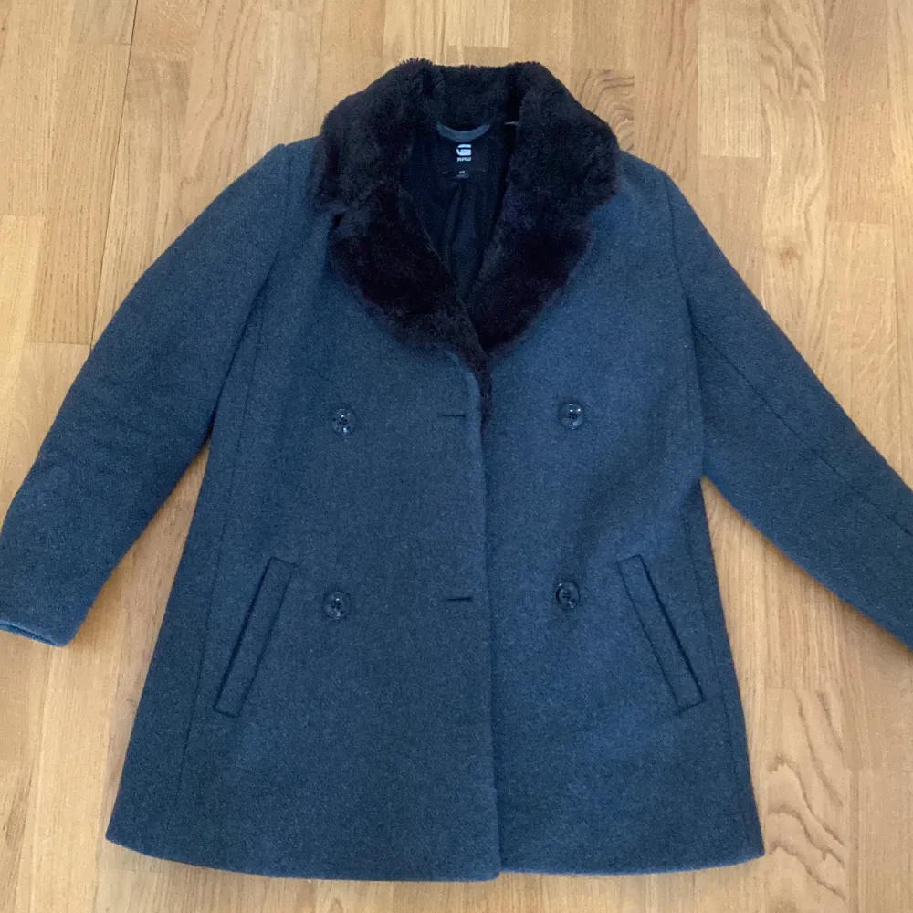 Säljer denna grå kappa i storlek XS💗 använd ett fåtal gånger och är i bra skick 💗. Jackor.
