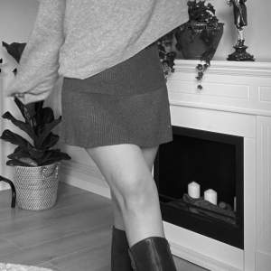 Superbekväm Stickad kjol från zara, använd fåtalet gånger och passar perfekt året om!💕 säljer då jag har för många kjolar 