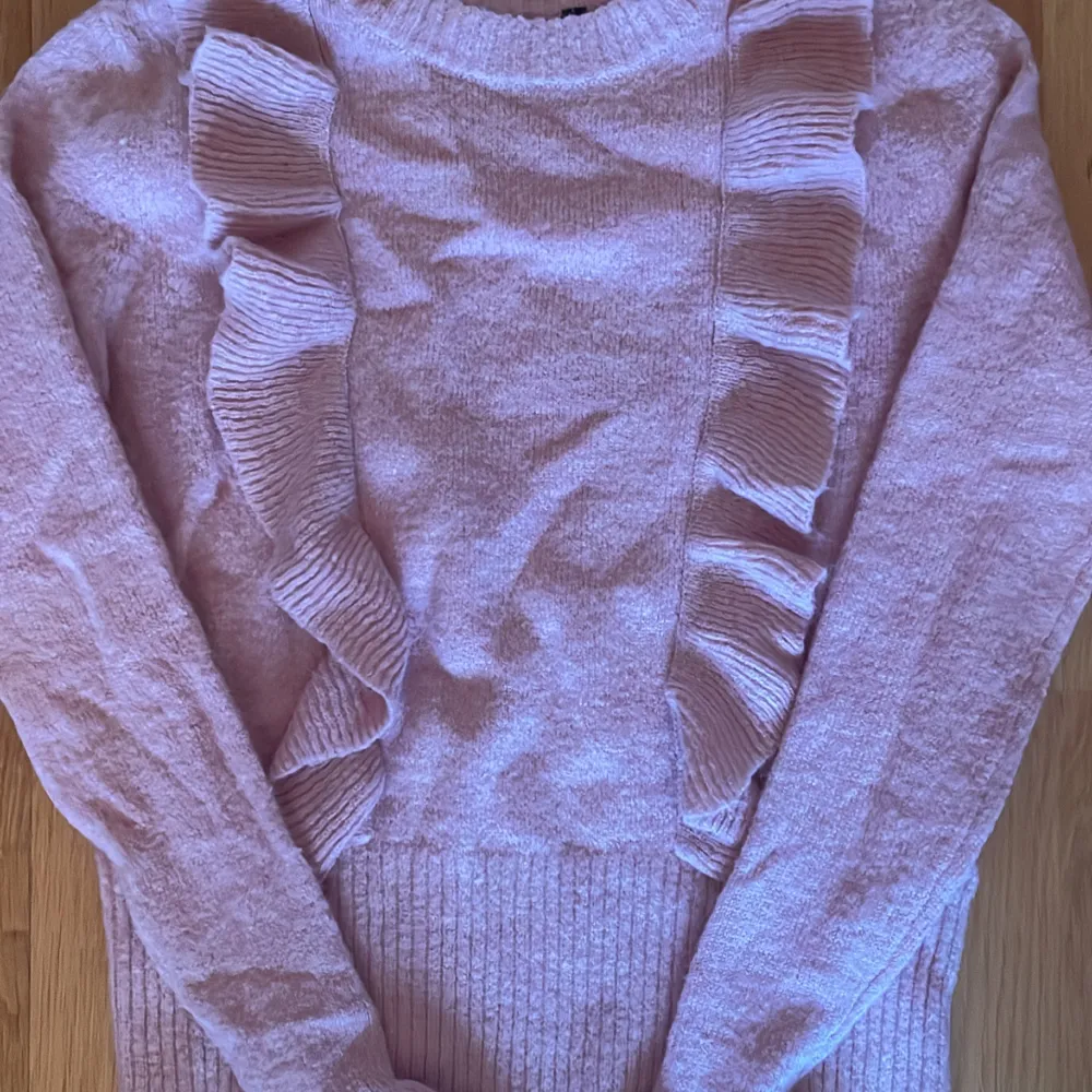 Säljer rosa stickad tröja från mbyM i storlek XS pågrund av att den aldrig har kommit till användning och ser då ut som ny. Pris kan diskuteras, skriv för fler bilder.💕. Stickat.