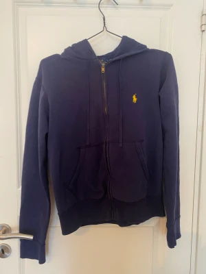 Ralph Lauren kofta - Kofta köptes på Nellys hemsida från Ralph Lauren, varsamt använd och är i gott skick.