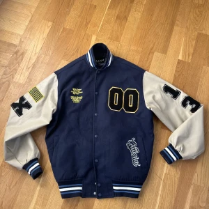 Collage jacka - Nu säljer jag min college jacka från boohoo. Den är knappt använd och sitter lite oversized på mig som är en S vanligtvis. (Köptes för 600kr). Köparen står för frakt