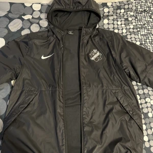 AIK vinter tjock jacka NY - AIK vinter tjock jacka ny använd fåtal gånger bara i väldigt bra skick för 400kr Storlek L passar för M också  Funkar för båda tjejer och killar  Vid intresse av flera bilder kontakta 