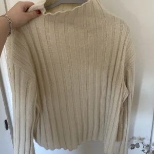 Stickad tröja - Skön och mjuk stickad tröja från Gina tricot